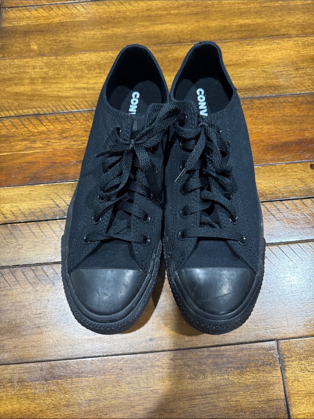 Like new men’s Converse Black Low-Top Canvas Sneakers. Size 8.